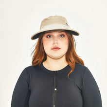Carica l'immagine nel visualizzatore di Gallery, Model Front: Uv Line Berretto Visor Capri Colors Nac Fem Sand Black Upf50+
