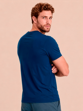 Carica l'immagine nel visualizzatore di Gallery, Model Back: Uv Line Magliette Uomo T-Shirt Uvpro Masc Cobalt Upf50+
