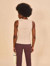Carica l'immagine nel visualizzatore di Gallery, Model Back: Uv Line Top Da Fitness Regata Fem Ribbed Sand Upf50+
