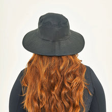 Carica l'immagine nel visualizzatore di Gallery, Model Back: Uv Line Cappello Morbido Hat Lyon Nac L Fem Black Upf50+
