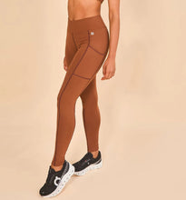 Carica l'immagine nel visualizzatore di Gallery, Gallery: Uv Line Pantaloncino Da Da Fitness Legging Fit Aspen Brown Upf50+
