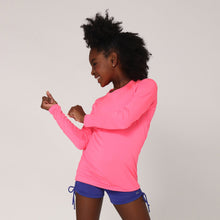 Carica l'immagine nel visualizzatore di Gallery, Model Back: Uv Line Protezioni Da Eruzioni Camiseta Uvlight Pink Fluor Spf50+
