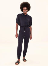 Carica l'immagine nel visualizzatore di Gallery, Model Front: Uv Line Pantaloni Da Spiaggia Pants Fem Basic Black Upf50+
