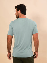 Carica l'immagine nel visualizzatore di Gallery, Model Back: Uv Line Magliette Uomo T-Shirt New Fit Masc Verde Agua Upf50+
