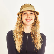 Carica l'immagine nel visualizzatore di Gallery, Model Front: Uv Line Visiera Visor Brunei Trigo Upf50+
