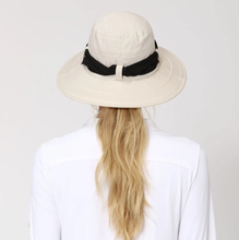 Carica l'immagine nel visualizzatore di Gallery, Model Back: Uv Line Cappello Morbido Hat Paris Ville L Fem Sand Upf50+
