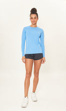Carica l'immagine nel visualizzatore di Gallery, Model Front: Uv Line Protezioni Da Eruzioni Camiseta Uv X Pro Ml Azul Claro Upf50+
