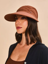 Carica l'immagine nel visualizzatore di Gallery, Image 02: Uv Line Berretto Visor Capri Colors Nac Fem Coniac Upf50+

