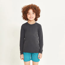 Carica l'immagine nel visualizzatore di Gallery, Model Front: Uv Line Protezioni Da Eruzioni Longsleeve Uvpro Kids Preto Upf50+
