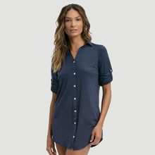 Carica l'immagine nel visualizzatore di Gallery, Model Front: Uv Line Vestito Da Spiaggia Shirtdress Copenhagen Fem Navy Blue Upf50+
