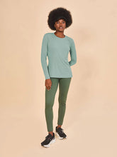 Carica l'immagine nel visualizzatore di Gallery, Model Front: Uv Line Protezioni Da Eruzioni Longsleeve Fem New Fit Verde Agua Upf50+
