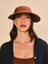 Carica l'immagine nel visualizzatore di Gallery, Model Front: Uv Line Berretto Visor Capri Colors Nac Fem Coniac Upf50+
