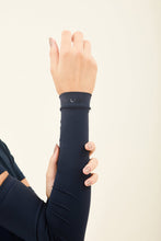 Carica l'immagine nel visualizzatore di Gallery, Model Front: Uv Line Guanti Sun-Protection Sleeve Navy Upf50+

