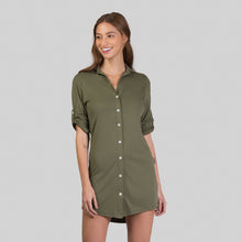 Carica l'immagine nel visualizzatore di Gallery, Model Front: Uv Line Vestito Da Spiaggia Shirtdress Copenhagen Verde Militar Upf50+
