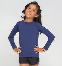 Carica l'immagine nel visualizzatore di Gallery, Model Front: Uv Line Protezioni Da Eruzioni Longsleeve Uvpro Kids Navy Blue Upf50+
