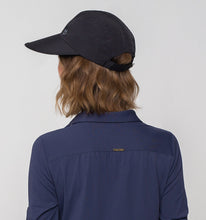 Carica l'immagine nel visualizzatore di Gallery, Model Back: Uv Line Berretto Visor Capri Colors Nac Fem Black Upf50+
