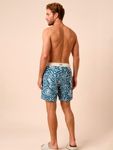 Carica l'immagine nel visualizzatore di Gallery, Model Back: Uv Line Bermuda / Uomo Shorts Acqua Boxer Tie Dye Blue Upf50+
