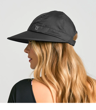Carica l'immagine nel visualizzatore di Gallery, Model Back: Uv Line Berretto Visor Nice Fem Black Upf50+
