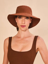 Carica l'immagine nel visualizzatore di Gallery, Model Front: Uv Line Cappello Alla Pescatore Hat California Fem Cognac Upf50+
