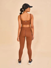 Carica l'immagine nel visualizzatore di Gallery, Model Back: Uv Line Pantaloncino Da Da Fitness Legging Fit Aspen Brown Upf50+

