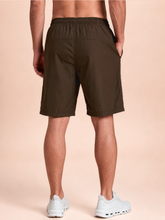Carica l'immagine nel visualizzatore di Gallery, Model Back: Uv Line Bermuda / Uomo Shorts New Fit Masc Brown Upf50+
