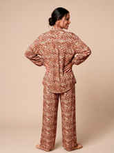 Carica l'immagine nel visualizzatore di Gallery, Model Back: Uv Line Camicia Shirt Vitoria Tie Dye Pitanga Upf50+
