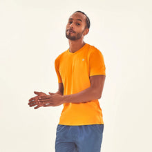 Carica l'immagine nel visualizzatore di Gallery, Model Front: Uv Line Magliette Uomo T-Shirt Sport Fit Orange Upf50+

