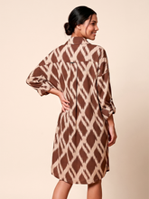 Carica l'immagine nel visualizzatore di Gallery, Model Back: Uv Line Camicia Shirtdress Ipanema Diamond Upf50+
