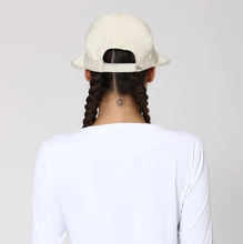 Carica l'immagine nel visualizzatore di Gallery, Model Back: Uv Line Berretto Visor Nice Fem Sand Upf50+
