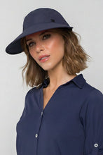 Carica l'immagine nel visualizzatore di Gallery, Model Front: Uv Line Berretto Visor Capri Colors Nac Fem Navy Blue Upf50+
