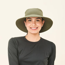 Carica l'immagine nel visualizzatore di Gallery, Model Front: Uv Line Cappello Alla Pescatore Hat California Nac Fem Green Militar Upf50+
