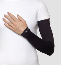 Carica l'immagine nel visualizzatore di Gallery, Model Front: Uv Line Guanti Long Sleeve Uni Black Upf50+
