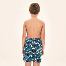 Carica l'immagine nel visualizzatore di Gallery, Model Back: Uv Line Costume Ragazzo Shorts Aqua Hibiscus Kids Upf50+
