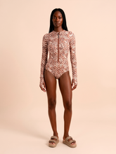 Carica l'immagine nel visualizzatore di Gallery, Model Front: Uv Line Intero Long Sleeve Swimsuit Macae Tie Dye Pitanga Upf50+
