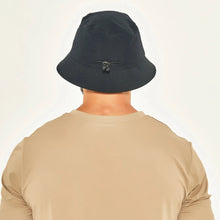 Carica l'immagine nel visualizzatore di Gallery, Model Back: Uv Line Cappello Alla Pescatore Hat Toronto Colors Masc Black Upf50+
