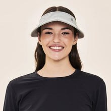 Carica l'immagine nel visualizzatore di Gallery, Model Front: Uv Line Visiera Visor Pontal Cinza Upf50+
