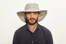 Carica l'immagine nel visualizzatore di Gallery, Model Front: Uv Line Cappello Morbido Hat Safari L Masc Sand Upf50+
