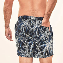 Carica l'immagine nel visualizzatore di Gallery, Model Back: Uv Line Costume A Pantaloncino Short Acqua Coqueiros Marinho Upf50+
