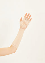 Carica l'immagine nel visualizzatore di Gallery, Model Back: Uv Line Guanti Long Gloves Uni Beige Upf50+

