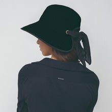 Carica l'immagine nel visualizzatore di Gallery, Model Back: Uv Line Cappello Morbido Hat Santorini Imp Fem Black Upf50+
