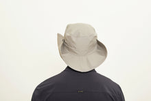 Carica l'immagine nel visualizzatore di Gallery, Model Back: Uv Line Cappello Morbido Hat Safari L Masc Sand Upf50+
