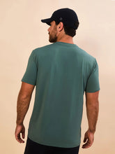 Carica l'immagine nel visualizzatore di Gallery, Model Back: Uv Line Magliette Uomo T-Shirt New Fit Textura Masc Verde Jade Upf50+
