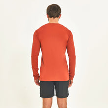 Carica l'immagine nel visualizzatore di Gallery, Model Back: Uv Line Protezioni Da Eruzioni Longsleeve Sport Fit Ferrugem Upf50+
