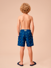 Carica l'immagine nel visualizzatore di Gallery, Model Back: Uv Line Costume Ragazzo Shorts Acqua Kids Pirates Fun Upf50+
