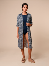 Carica l'immagine nel visualizzatore di Gallery, Model Front: Uv Line Camicia Midi Chemise Tie Dye Blue Upf50+
