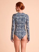 Carica l'immagine nel visualizzatore di Gallery, Model Back: Uv Line Intero Swimsuit Macae Tie Dye Blue Upf50+
