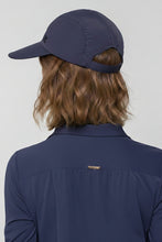 Carica l'immagine nel visualizzatore di Gallery, Model Back: Uv Line Berretto Visor Capri Colors Nac Fem Navy Blue Upf50+
