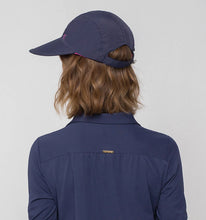 Carica l'immagine nel visualizzatore di Gallery, Model Back: Uv Line Berretto Visor Capri Colors Nac Fem Navy Blue Rose Upf50+
