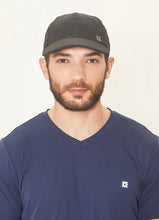 Carica l'immagine nel visualizzatore di Gallery, Model Front: Uv Line Berretto Cap Uv Pro Masc Black Upf50+
