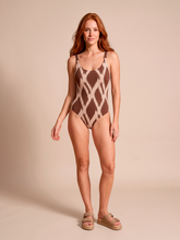 Carica l'immagine nel visualizzatore di Gallery, Model Front: Uv Line Intero Swimsuit Ibiza Diamond Upf50+
